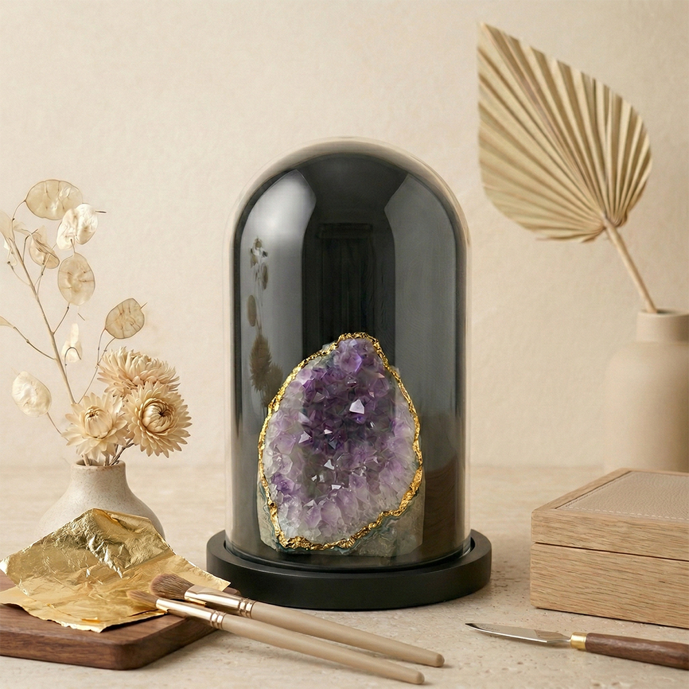 Géode d'améthyste violette bordure or sous cloche, cristal naturel de luxe pour lithothérapie Lithae Terra.