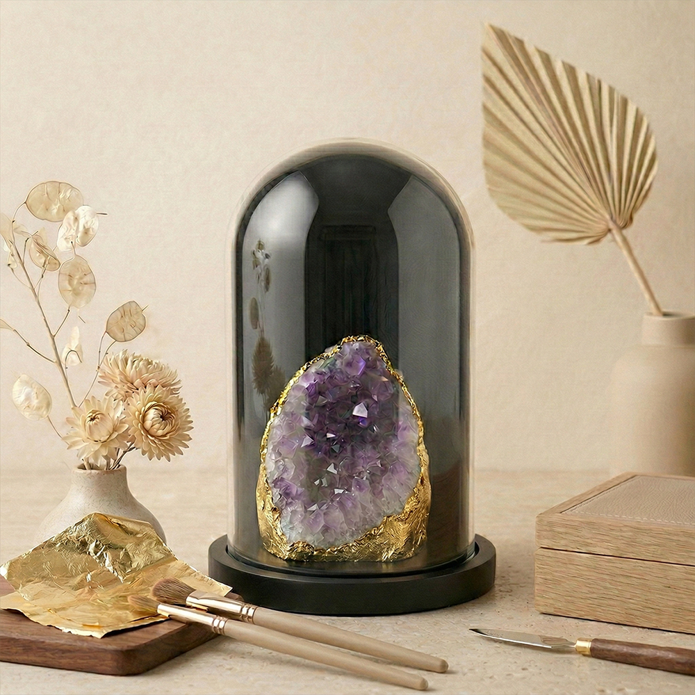 Géode d'améthyste bordure or sous cloche de verre, décoration lithothérapie de luxe Lithae Terra.
