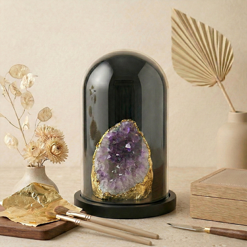 Géode d'améthyste bordure or sous cloche de verre, décoration lithothérapie de luxe Lithae Terra.