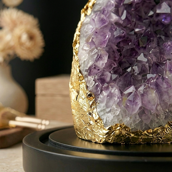Géode d'améthyste violette avec bordure feuille d'or, cristal naturel de lithothérapie Lithae Terra.
