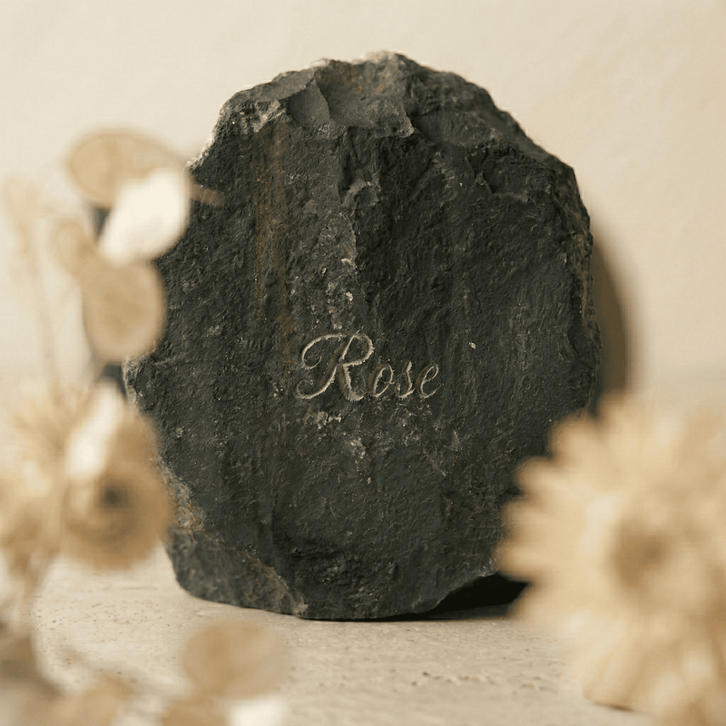 Prénom Rose grave sur pierre naturelle noire, objet de lithothérapie et bien-être sur mesure Lithae Terra.